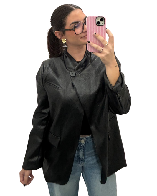 Chaqueta polipiel negra cruzada