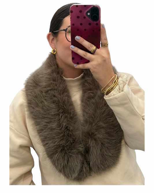 Cuello de pelo taupe