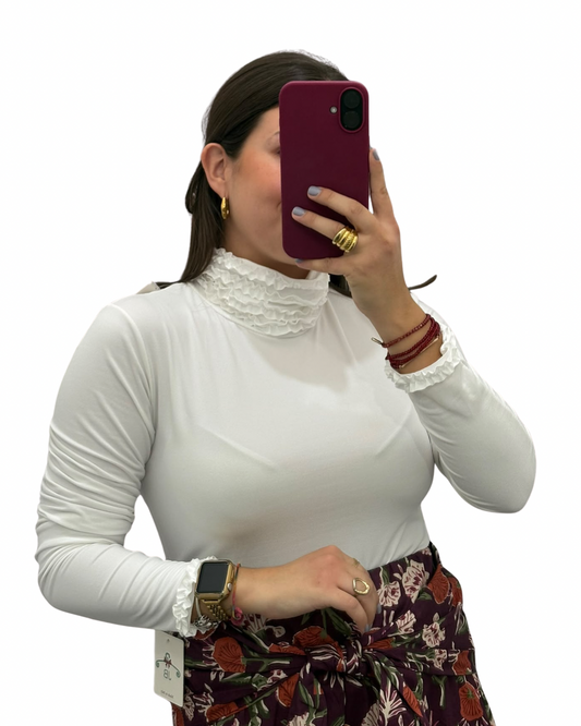 Cuello vuelto blanco frunce